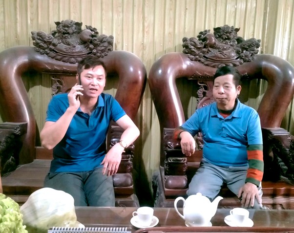 Ông Hà Trọng Đẩu, Bí thư Chi bộ, Trưởng khu dân cư kiểu mẫu số 01 xã Thọ Văn và anh Nguyễn Ngọc Hiển