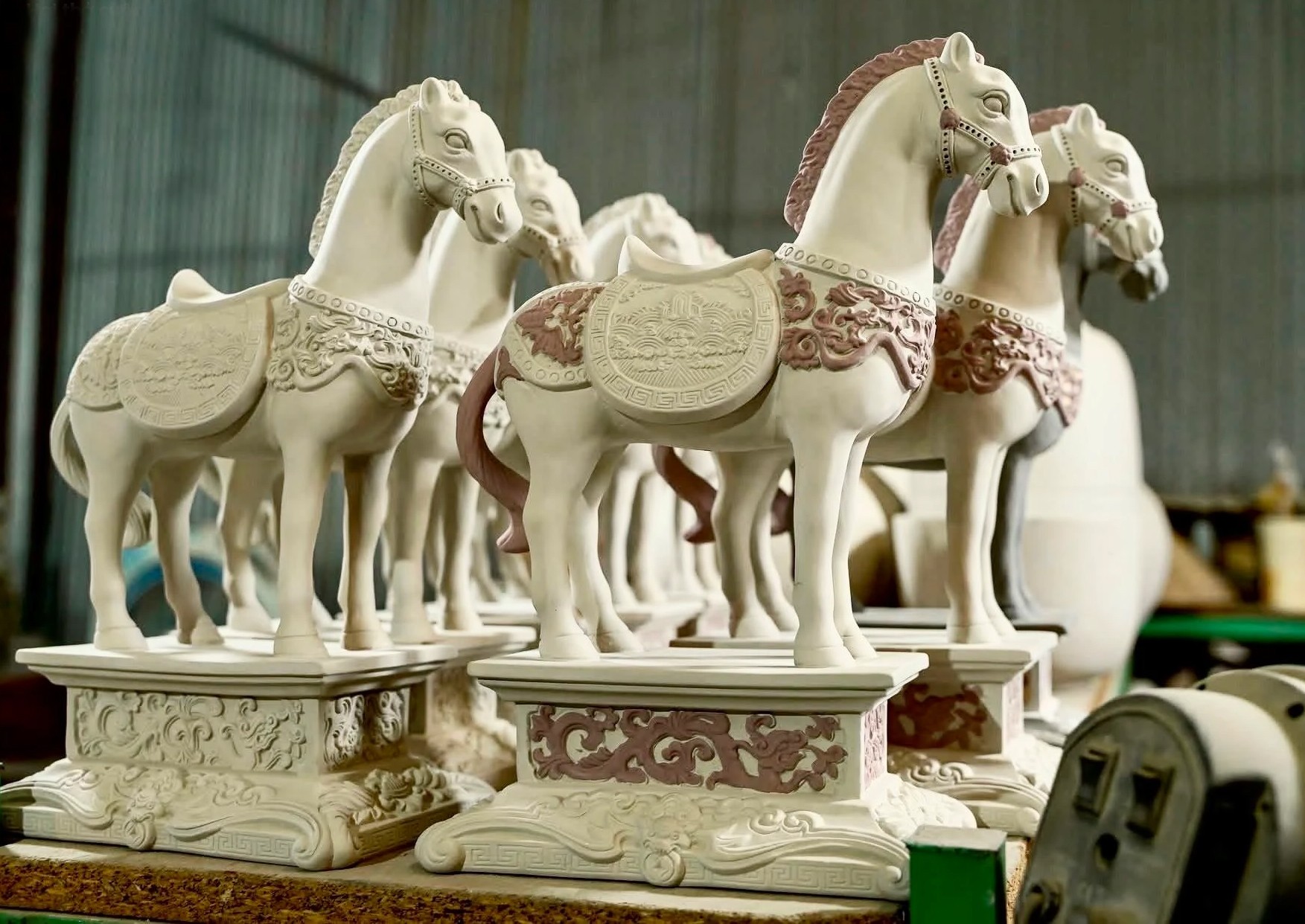 Làng gốm Lái Thiêu tạo hình linh vật ngựa