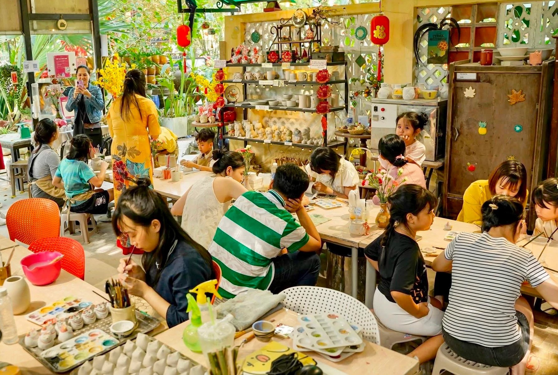 Không chỉ bởi linh vật ngựa, làng gốm những ngày này còn thu hút nhiều người tìm đến xem, chụp ảnh, cảm nhận không khí Tết đang được nắn tạo từ đất, qua bàn tay người thợ làng nghề.