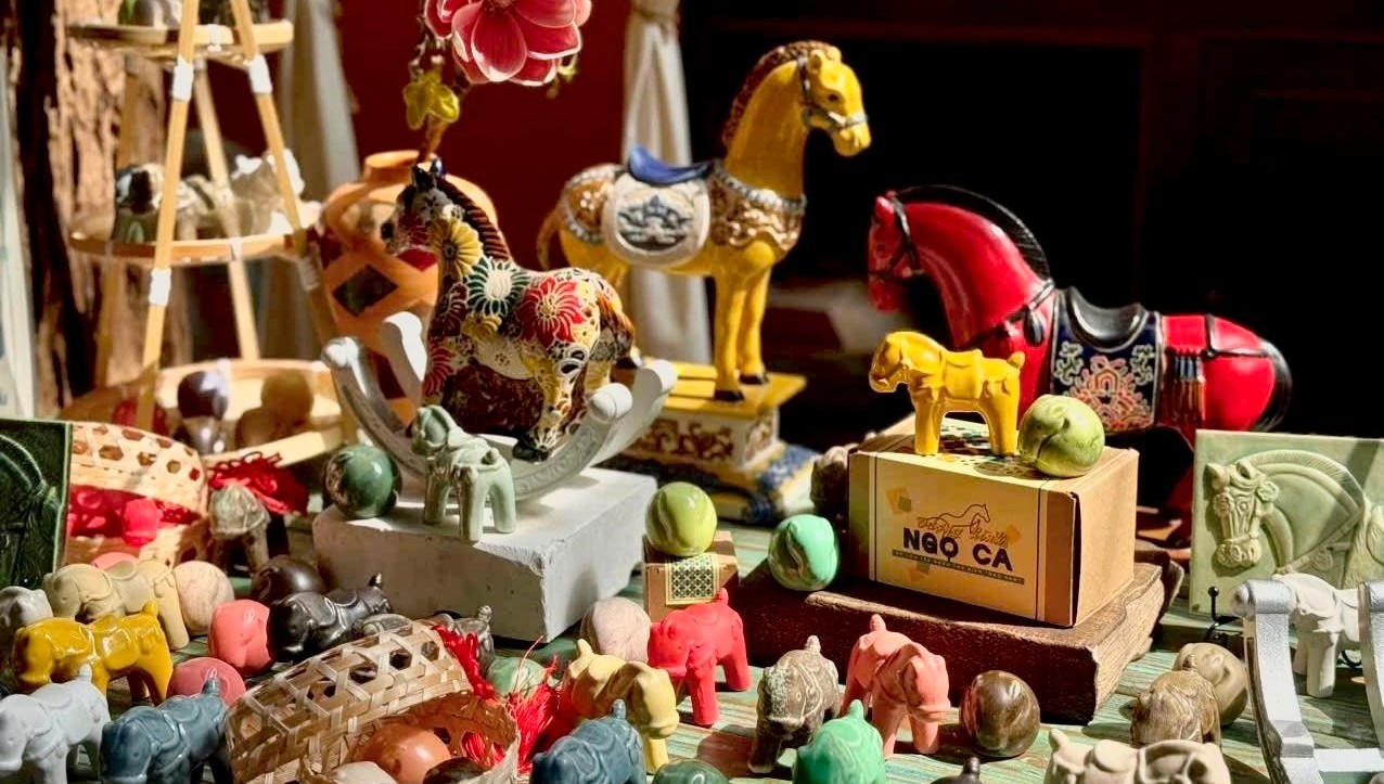 Làng gốm Lái Thiêu tạo hình linh vật ngựa