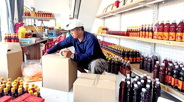 Đóng gói mắm vào thùng theo từng đơn hàng.