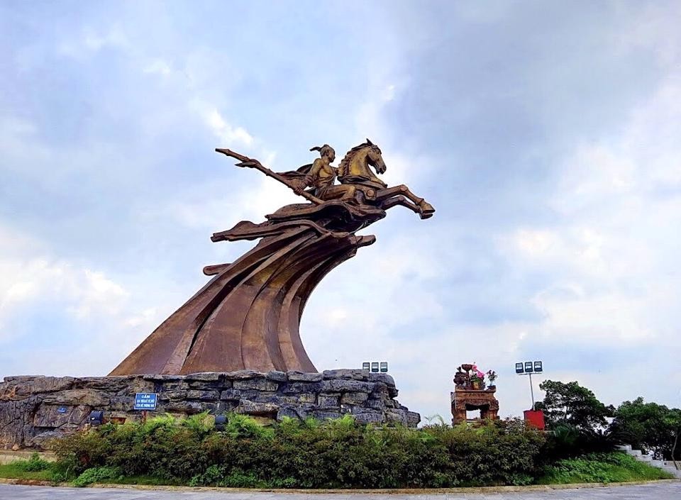 Tượng đài Thánh Gióng trên đỉnh Núi Sóc, Sóc Sơn, Hà Nội. Tượng đài Thánh Gióng trên đỉnh Núi Sóc, Sóc Sơn, Hà Nội.