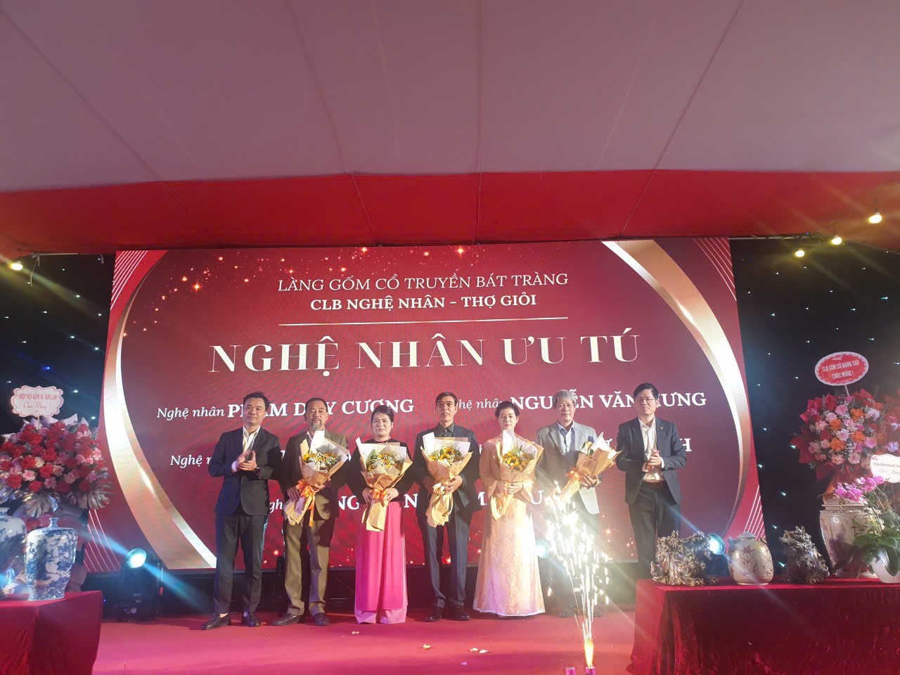 Câu lạc bộ nghệ nhân – thợ giỏi xã Bát Tràng tổng kết năm và kết nạp hội viên mới năm 2025. Câu lạc bộ nghệ nhân – thợ giỏi xã Bát Tràng tổng kết năm và kết nạp hội viên mới năm 2025.