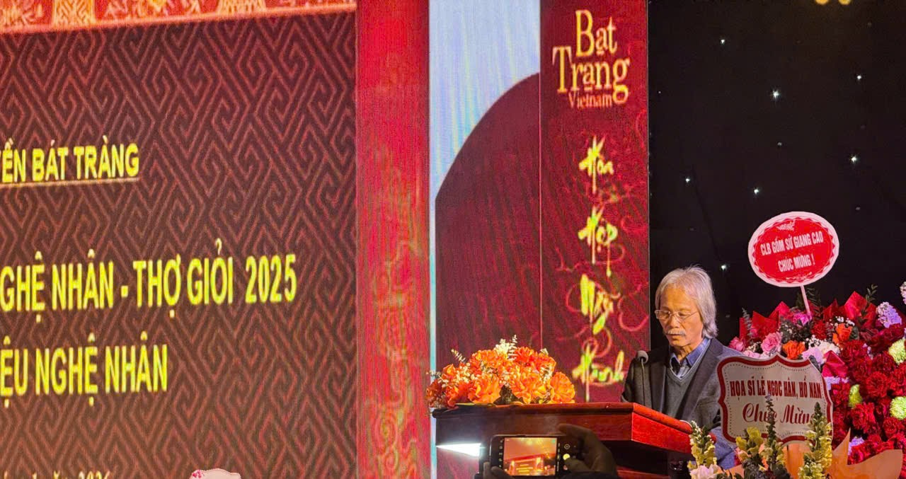 Câu lạc bộ nghệ nhân – thợ giỏi xã Bát Tràng tổng kết năm và kết nạp hội viên mới năm 2025. Câu lạc bộ nghệ nhân – thợ giỏi xã Bát Tràng tổng kết năm và kết nạp hội viên mới năm 2025.