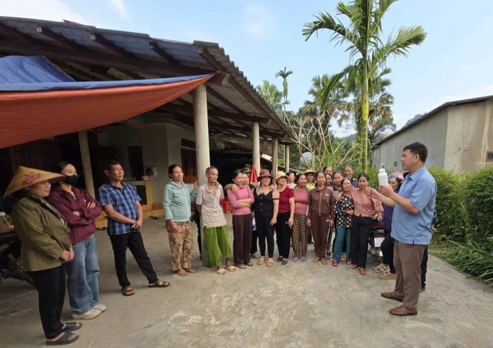 Hội Nông dân xã Tuyên Phú hướng dẫn hội viên ủ men vi sinh để sản xuất theo hướng hữu cơ