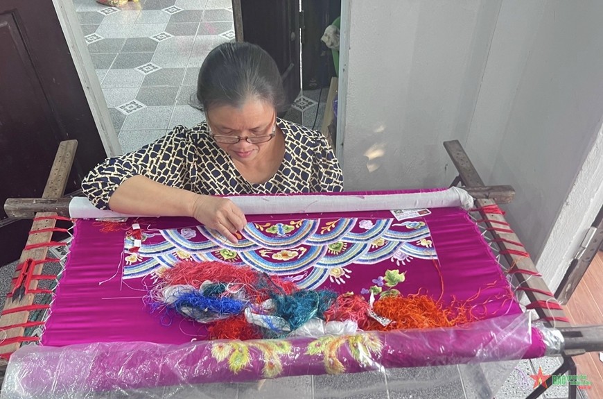 Điều gì làm cho làng thêu Quất Động bền bỉ qua thời gian