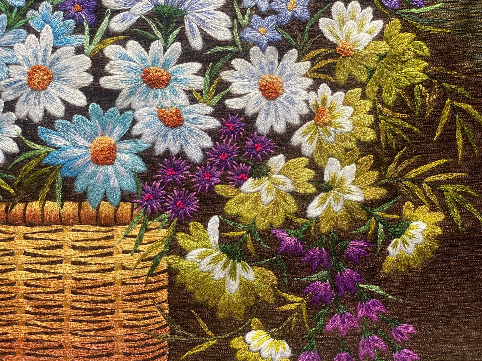 Điều gì làm cho làng thêu Quất Động bền bỉ qua thời gian