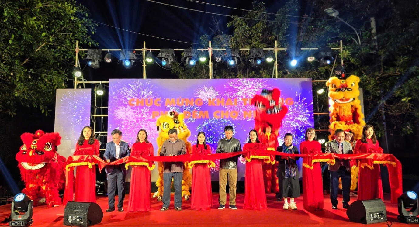 Đại biểu thực hiện nghi thức cắt băng khai trương