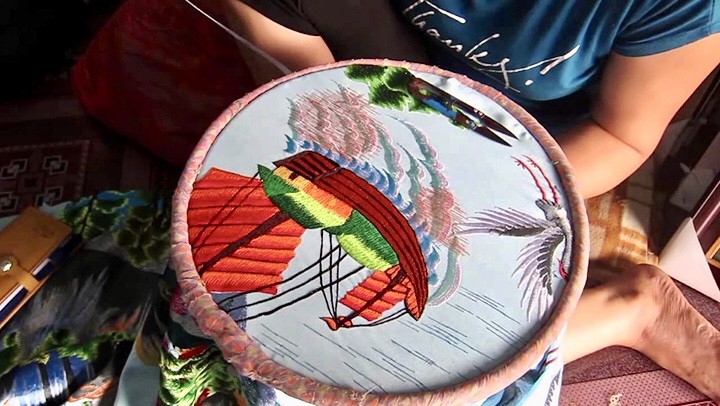 Điều gì làm cho làng thêu Quất Động bền bỉ qua thời gian