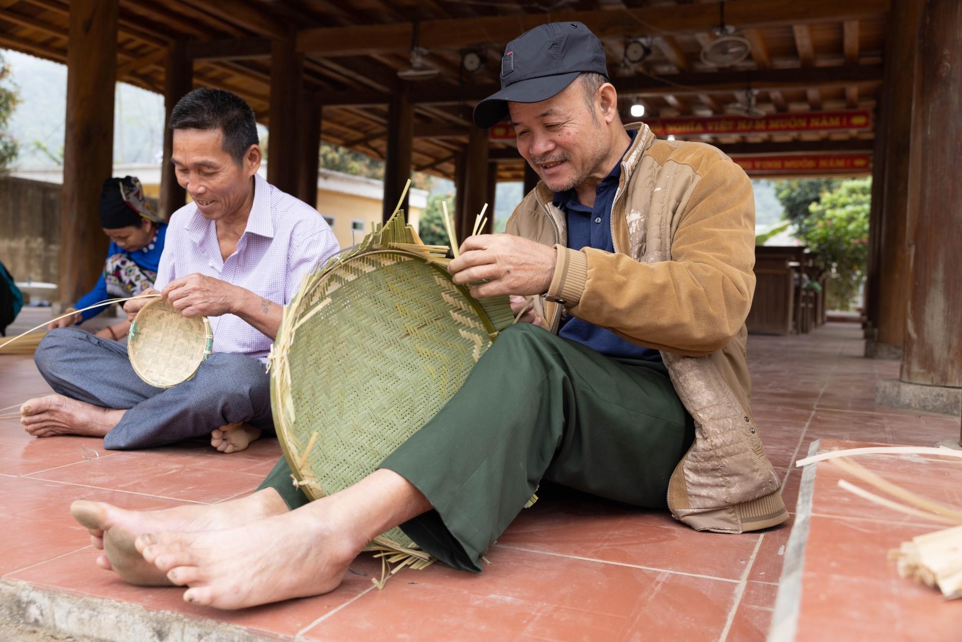 Từ nan tre làng quê đến bộ đèn OCOP 5 sao Từ nan tre làng quê đến bộ đèn OCOP 5 sao