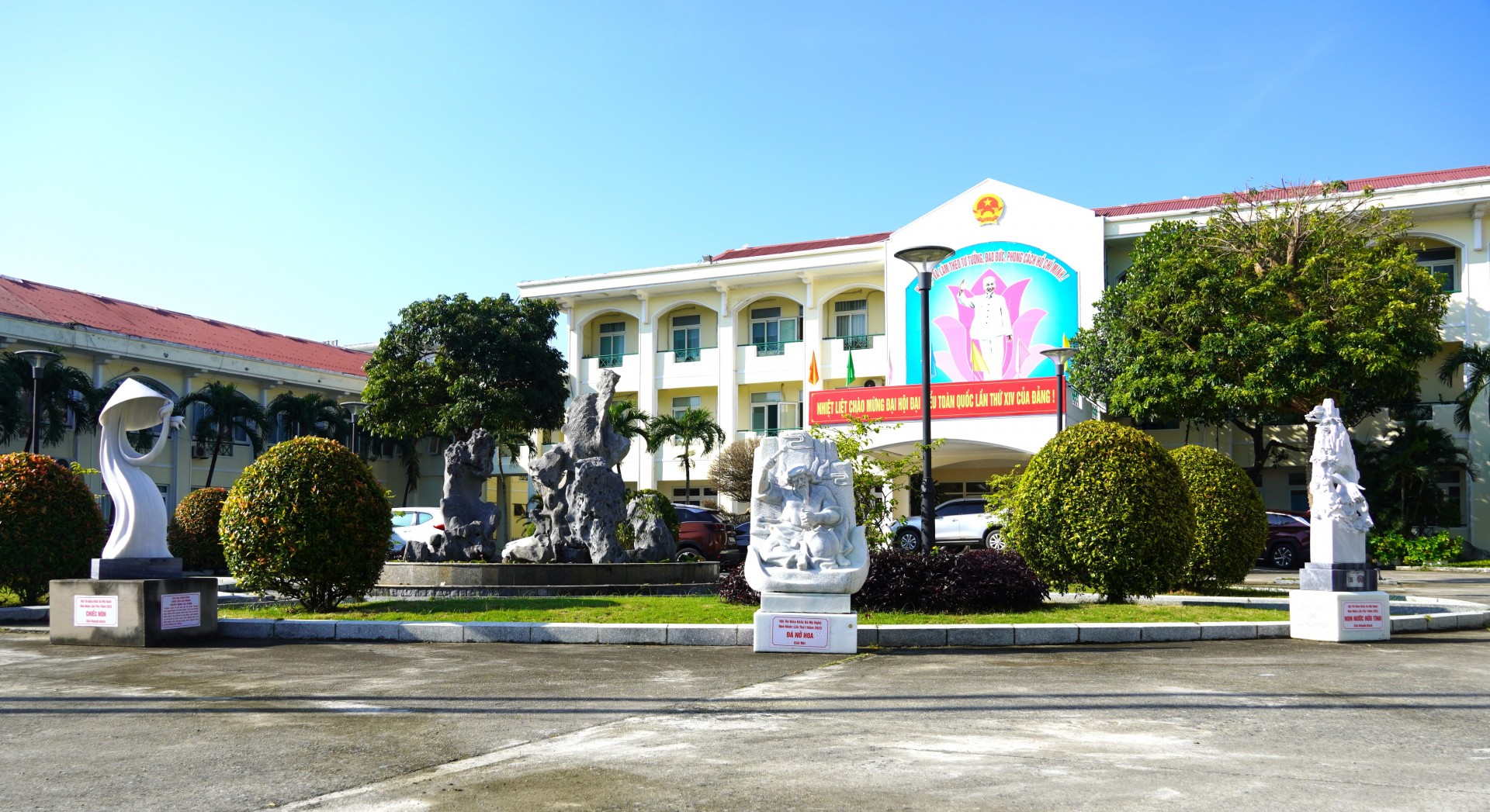 Các tác phẩm đạt giải tại các cuộc thi về điêu khắc đá Non Nước được trưng bày tại UBND phường Ngũ Hành Sơn.