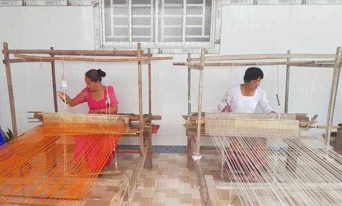 Nghề dệt thổ cẩm giúp chị em phụ nữ ấp Srây Skoth (xã An Cư, tỉnh An Giang) kiềm thêm thu nhập từ 3 - 5 triệu đồng/tháng lúc nông nhàn, tùy theo trình độ người thợ, sản phẩm hoa văn phức tạp hay giản đơn và sản lượng dệt.