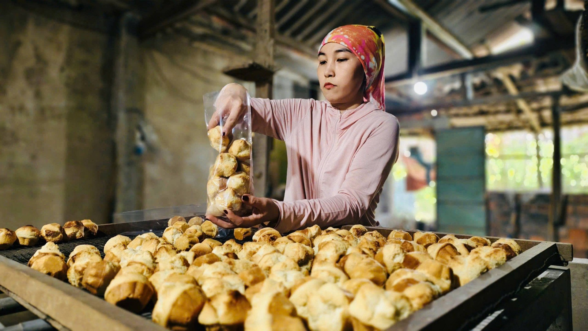 Đỏ lửa lò bánh thuẫn những ngày giáp Tết Đỏ lửa lò bánh thuẫn những ngày giáp Tết