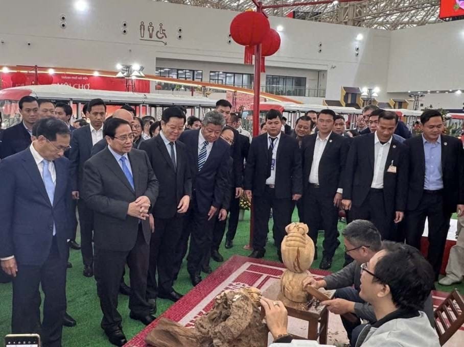 Thủ tướng Chính phủ Phạm Minh Chính và các đại biểu tham quan các sản phẩm trưng bày tại không gian.