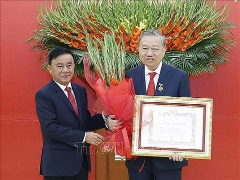 tong bi thu to lam vinh du don nhan huy hieu 45 nam tuoi dang