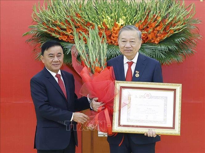 Tổng Bí thư Tô Lâm vinh dự đón nhận Huy hiệu 45 năm tuổi Đảng