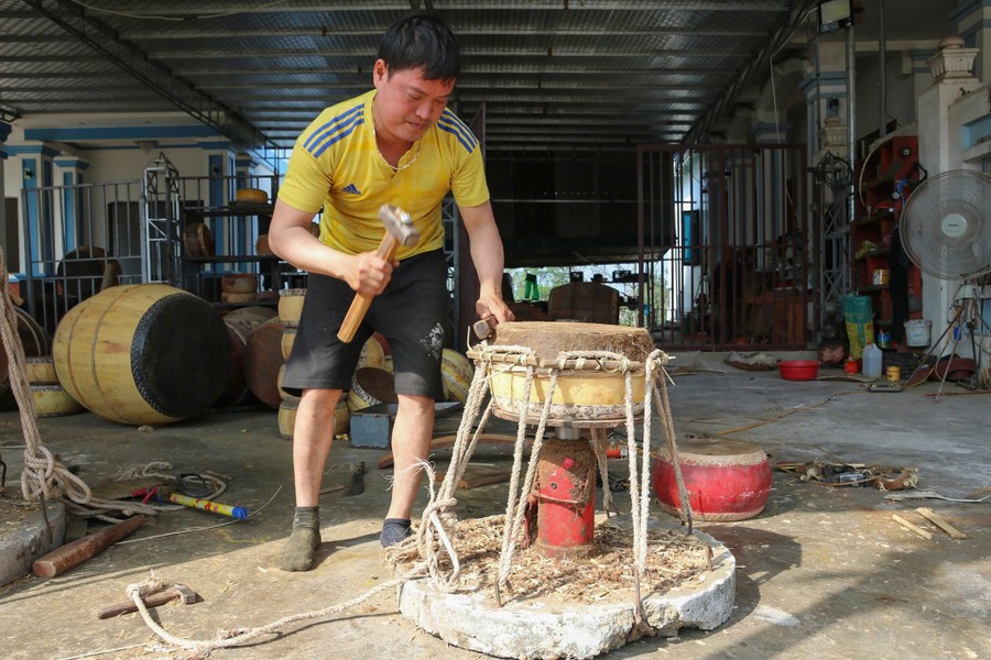 Người thợ bịt mặt trống bằng da bò. Người thợ bịt mặt trống bằng da bò.