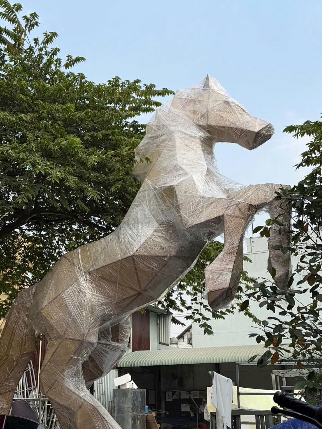 Năm 2026, xưởng xưởng chế tác của anh Đỗ Thế Bình được ban tổ chức tin tưởng giao phụ trách phần đại cảnh cuối Đường hoa Nguyễn Huệ Tết