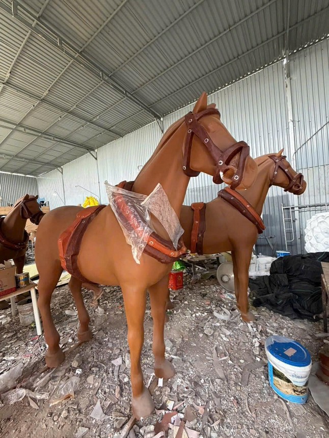 Để có cụm 9 chú ngựa vĩnh cửu trong tư thế phi nước đại cao gần 6 mét, đội ngũ thợ lành nghề phải kết hợp nhuần nhuyễn giữa khung sắt chịu lực vững chãi cùng lớp vỏ composite phối hợp foam, sơn dạ quang