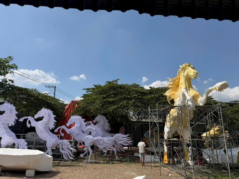 nhung doi tay vang phia sau dai canh giang son cam tu