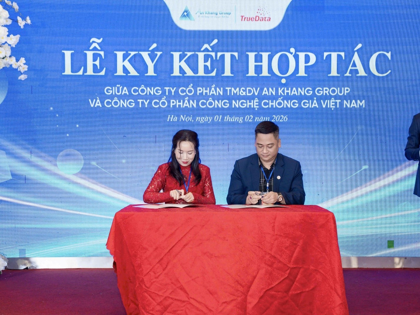   Ông Phạm Minh Hiếu – Phó Tổng Giám đốc Công ty Cổ phần Công nghệ Chống giả Việt Nam ký kết hợp tác đồng hành cùng Dự án “Hành trình Nâng tầm Sức khỏe Việt”.