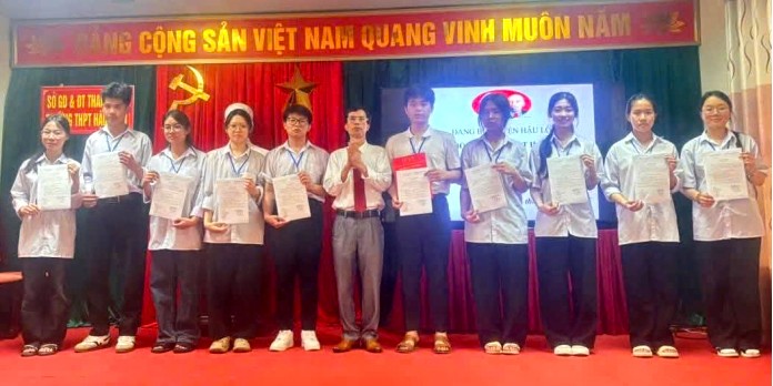 Thầy Phạm Hùng Bích – Bí thư Chi bộ - Hiệu trưởng nhà trường xác định việc phát triển đảng viên trong học sinh là nhiệm vụ hết sức quan trọng