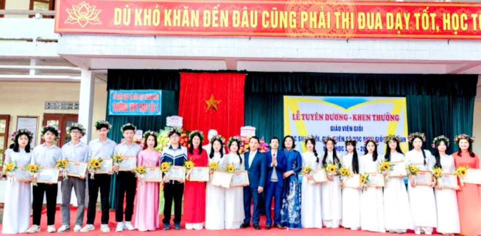 Lễ tuyên dương và khen thưởng giáo viên giỏi, học sinh giỏi, giáo viên có học sinh đạt giải cấp tỉnh.