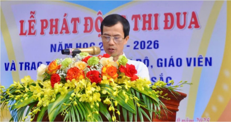 Thầy Phạm Hùng Bích – Bí thư Chi bộ, Hiệu trưởng nhà trường phát biểu trong lễ phát động thi đua năm học 2025 – 2026