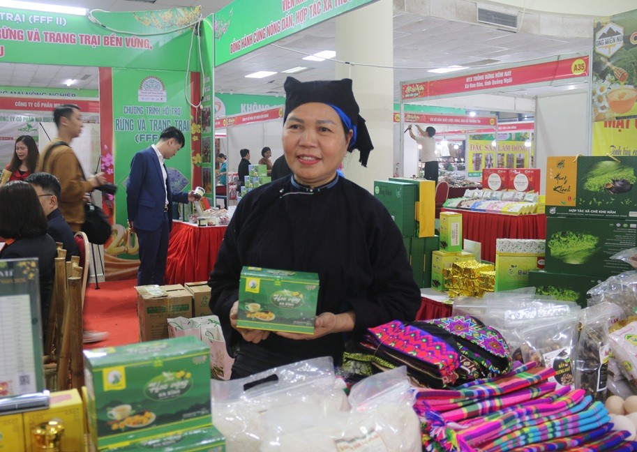 Nhiều người đến trải nghiệm và tìm hiểu về văn hóa của các vùng miền.