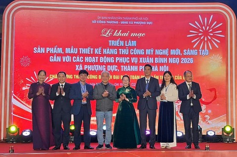 phuong duc khai mac trien lam san pham mau thiet ke hang thu cong my nghe phuc vu xuan binh ngo 2026