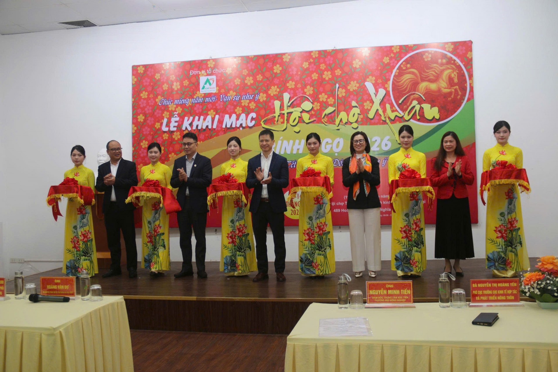 Các đại biểu cắt băng Hội chợ Xuân Bính Ngọ 2026 với chủ đề “Sắm Tết rộn ràng - Đón Xuân vẹn ý”.