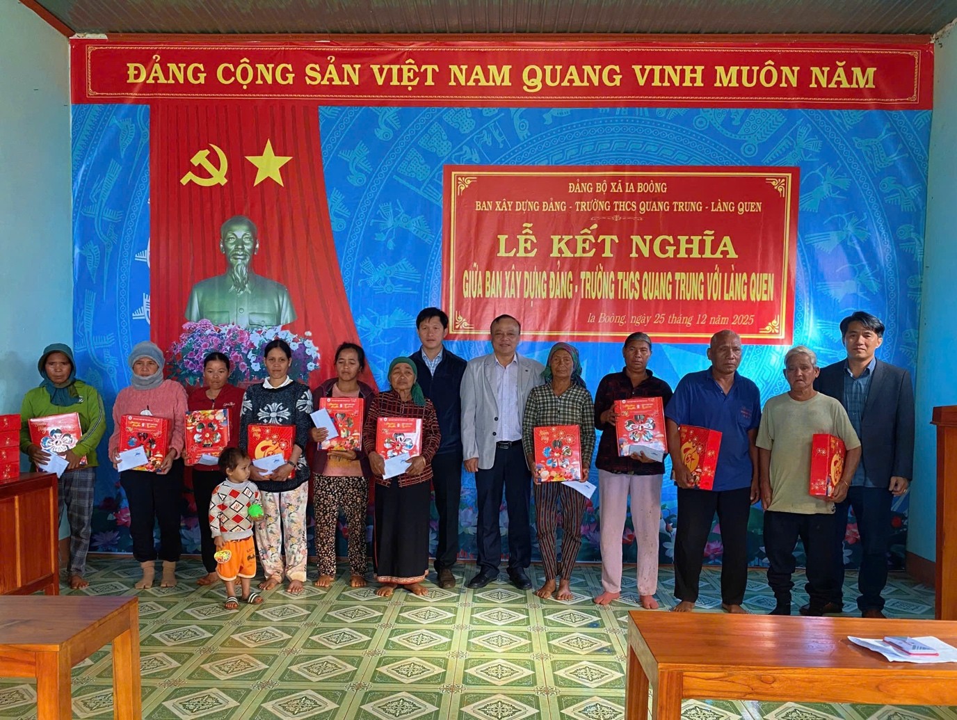 Gia Lai trao tặng 50 suất quà Tết cho hộ nghèo xã Ia Boòng