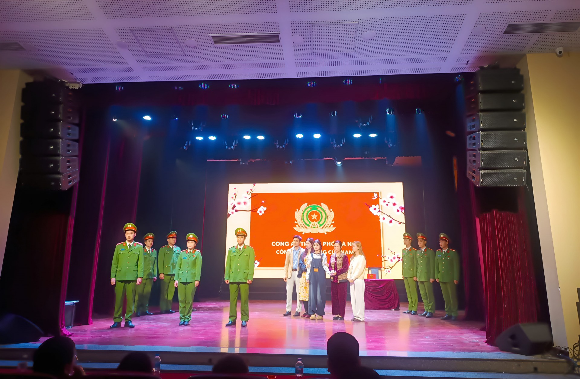 Công an phường Cửa Nam tuyên truyền phòng, chống lừa đảo trên không gian mạng bằng hình thức sân khấu hóa