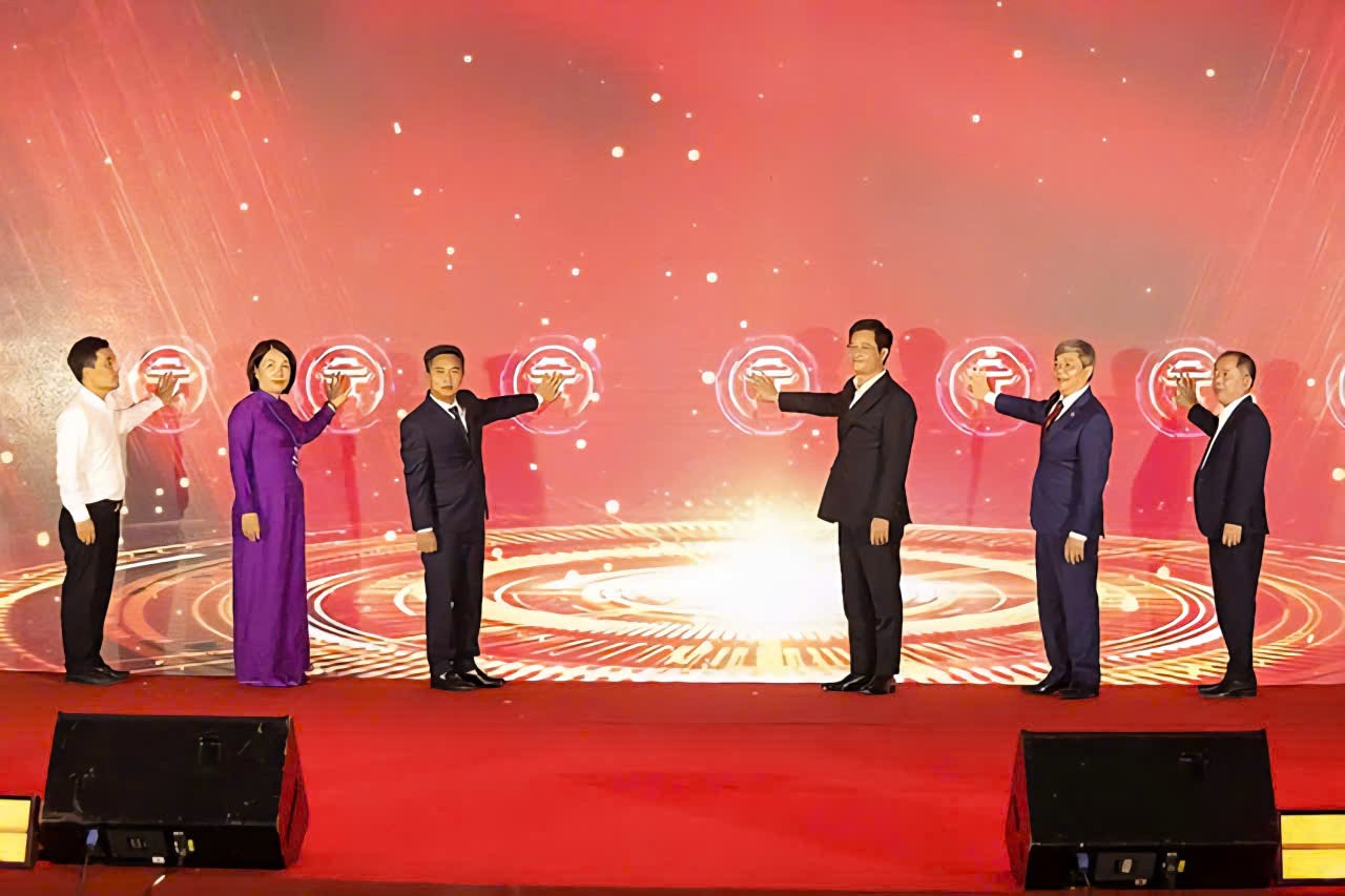 Các đại biểu ấn nút khai mạc tại Không gian trưng bày sản phẩm tiêu biểu.