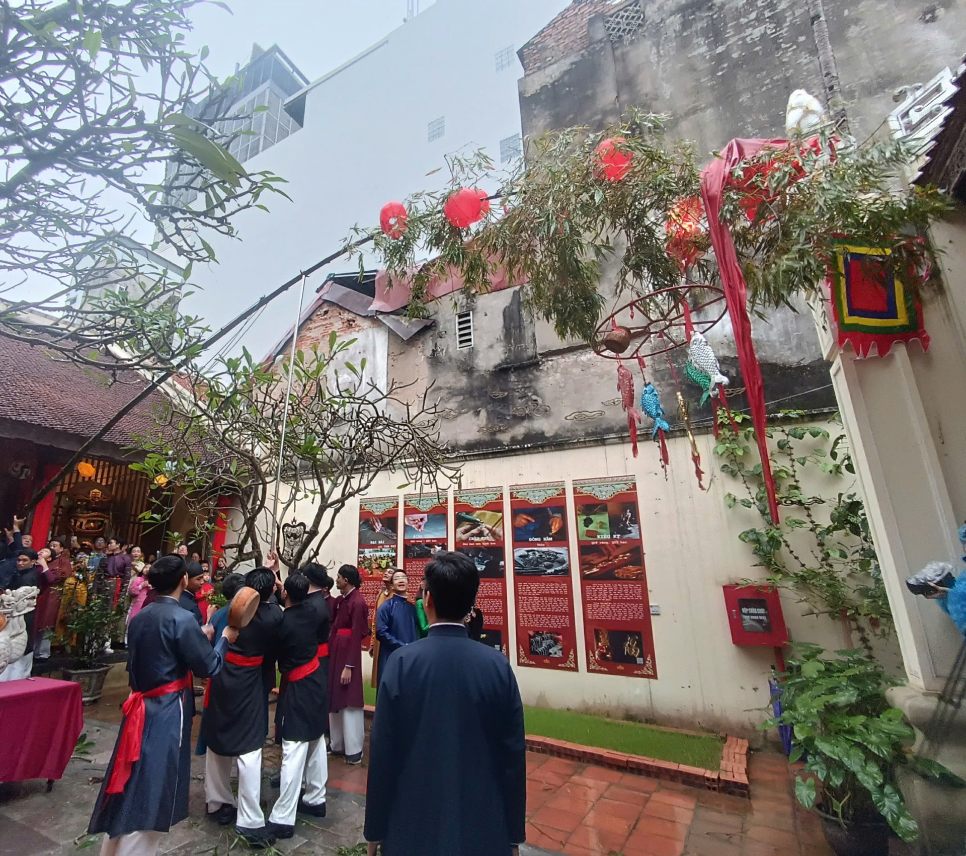 Trang nghiêm đoàn rước dâng lễ, khai mở mùa xuân Thăng Long – Hà Nội