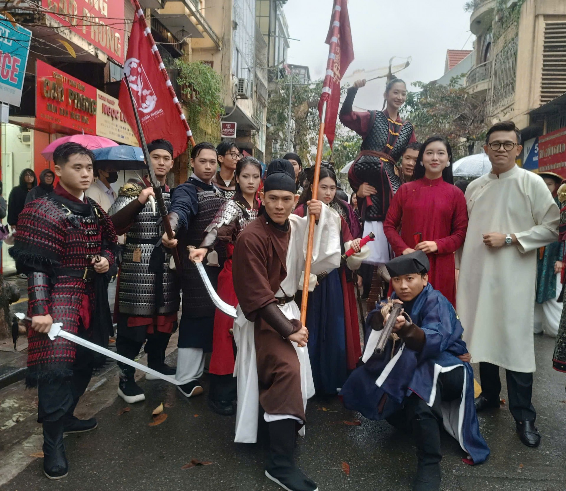 Trang nghiêm đoàn rước dâng lễ, khai mở mùa xuân Thăng Long – Hà Nội