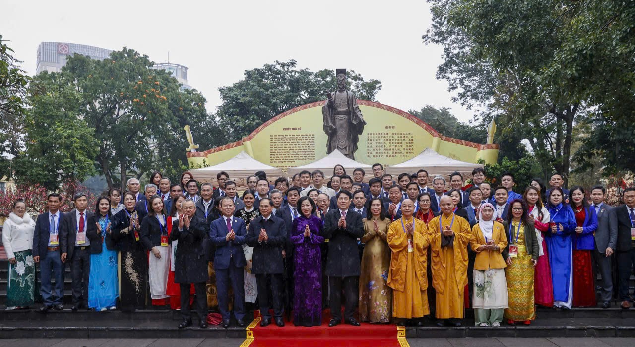 Chủ tịch nước Lương Cường  và Phu nhân cùng kiều bào tham gia nghi lễ thả cá chép tiễn ông Công, ông Táo