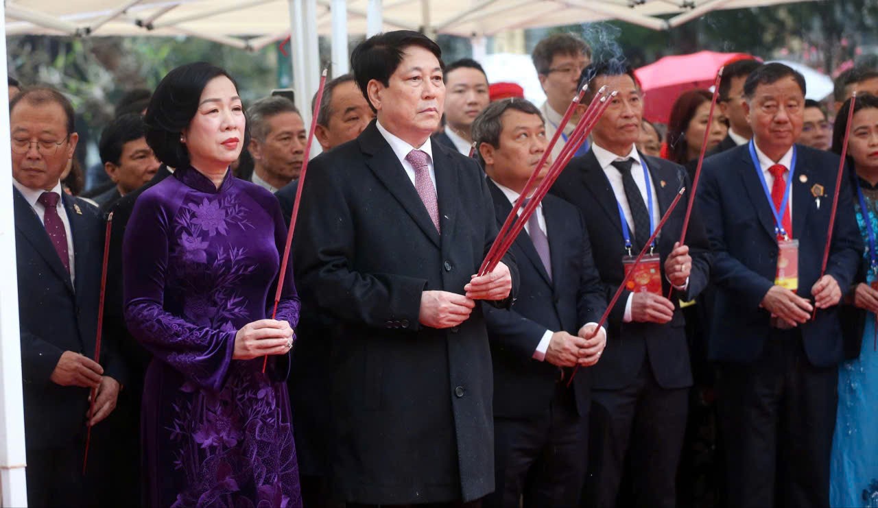 Chủ tịch nước Lương Cường  và Phu nhân cùng kiều bào tham gia nghi lễ thả cá chép tiễn ông Công, ông Táo