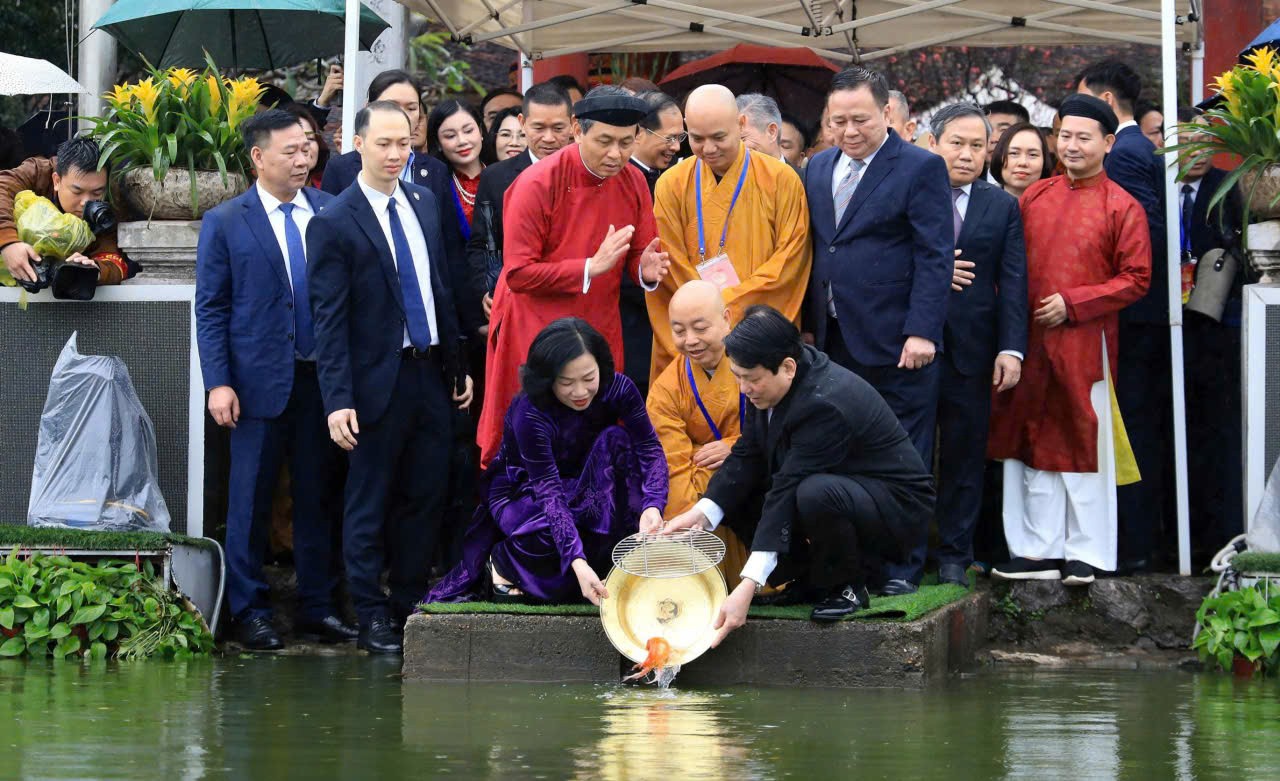 Chủ tịch nước Lương Cường  và Phu nhân cùng kiều bào tham gia nghi lễ thả cá chép tiễn ông Công, ông Táo