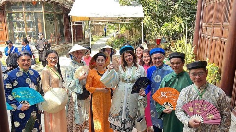 tp hcm lan toa van hoa tet co truyen den ban be quoc te