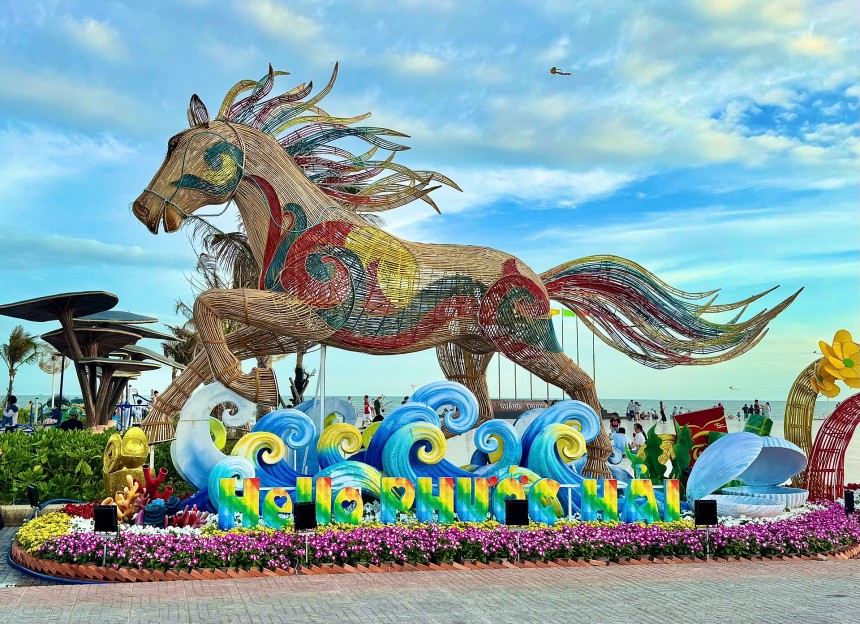 Tại quảng trường Nhà lưu niệm Võ Thị Sáu, linh vật ngựa mây tre biểu trưng cho định hướng phát triển bền vững và sự hài hòa giữa hiện đại với nghề thủ công truyền thống của Đất Đỏ