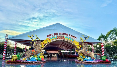 dat do ruc ro don tet binh ngo 2026 voi linh vat ngua may tre doc dao