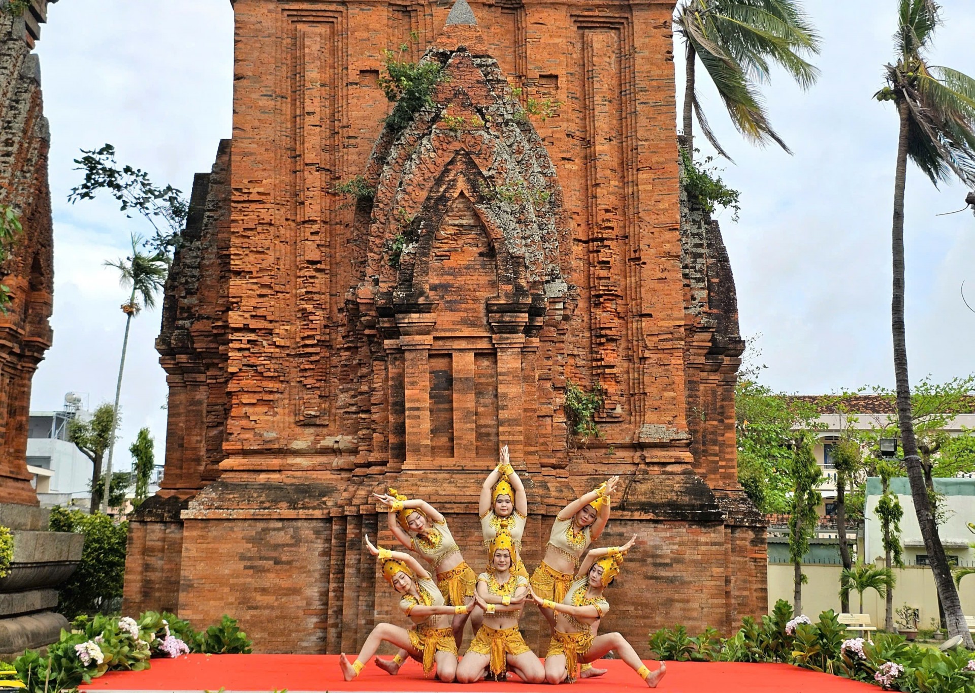 Chương trình “Xuân về trên Tháp cổ” thu hút khách du xuân đón Tết