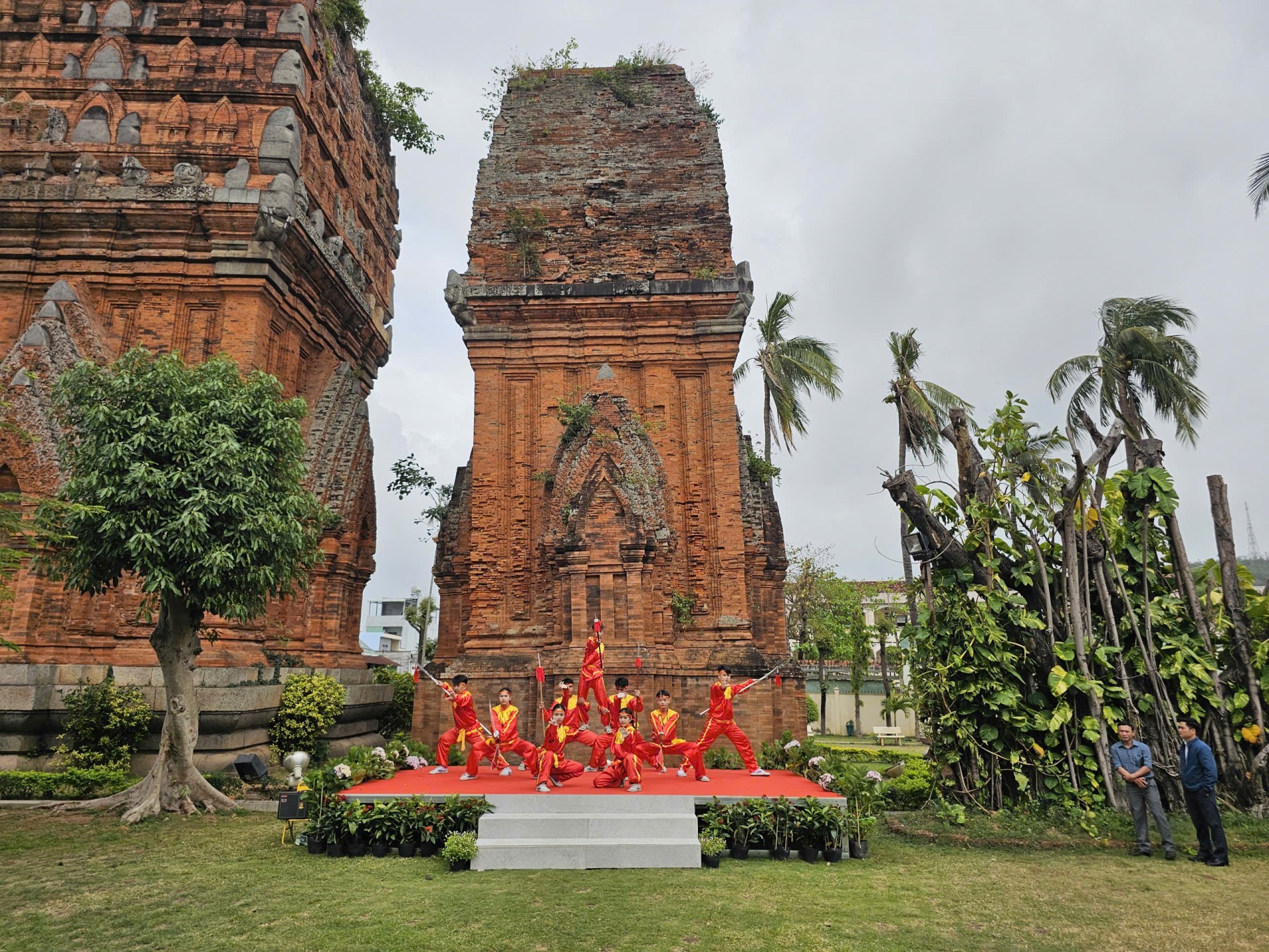 Chương trình “Xuân về trên Tháp cổ” thu hút khách du xuân đón Tết