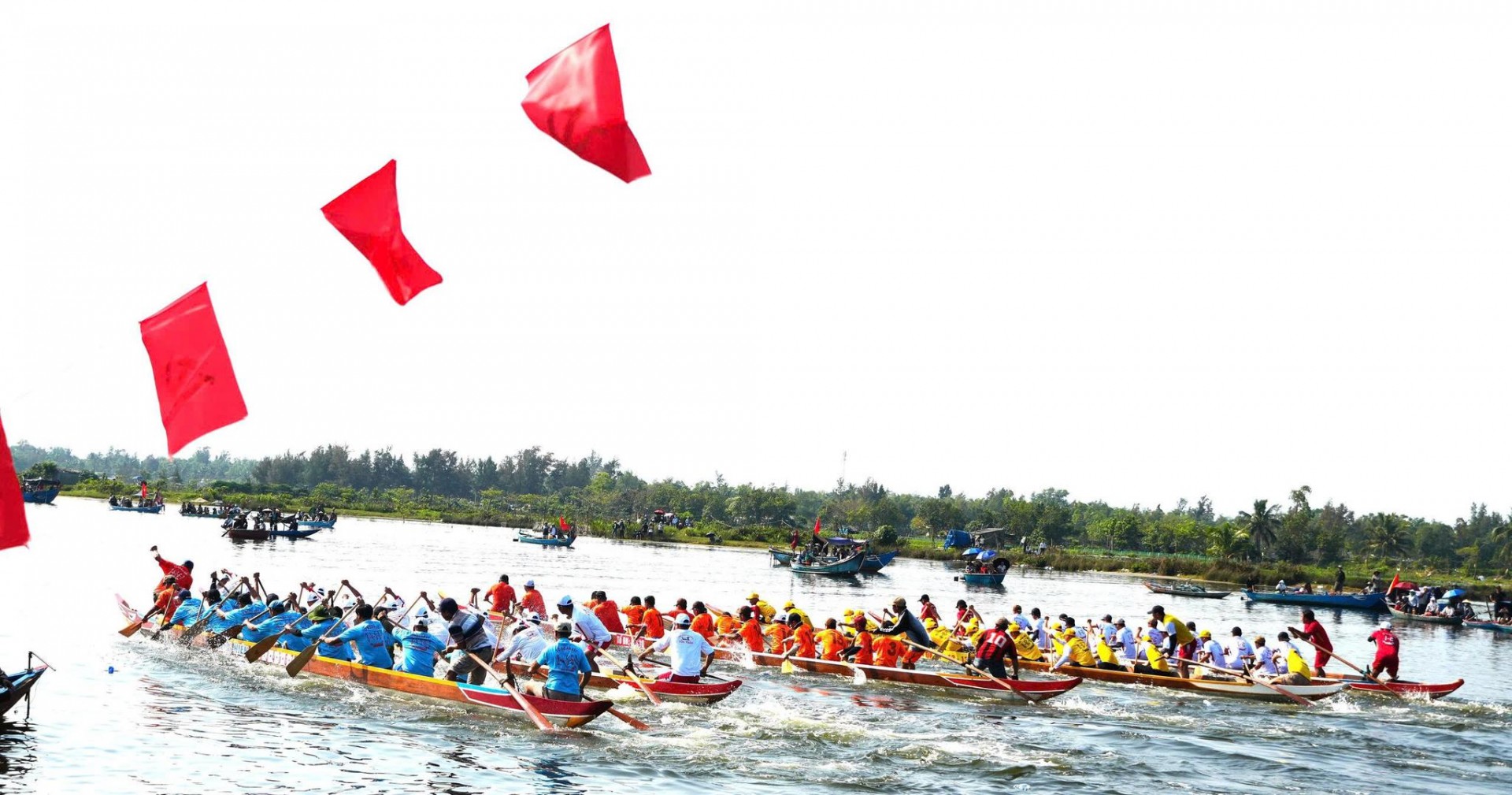Sau phần lễ, tiếp tục diễn ra cuộc đua thuyền trên sông Trường Giang