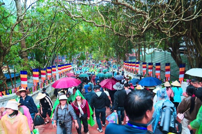 Đông đảo nhân dân, du khách nô nức dự Lễ Khai hội du lịch chùa Hương 2026