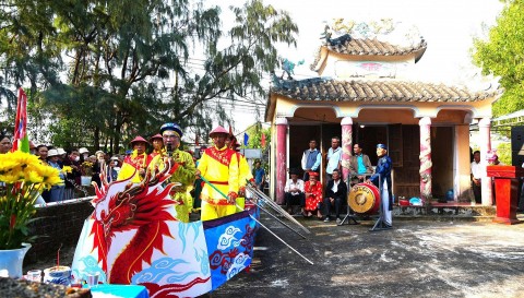 lang bien ngoc an ron rang le hoi cau ngu dau xuan binh ngo 2026