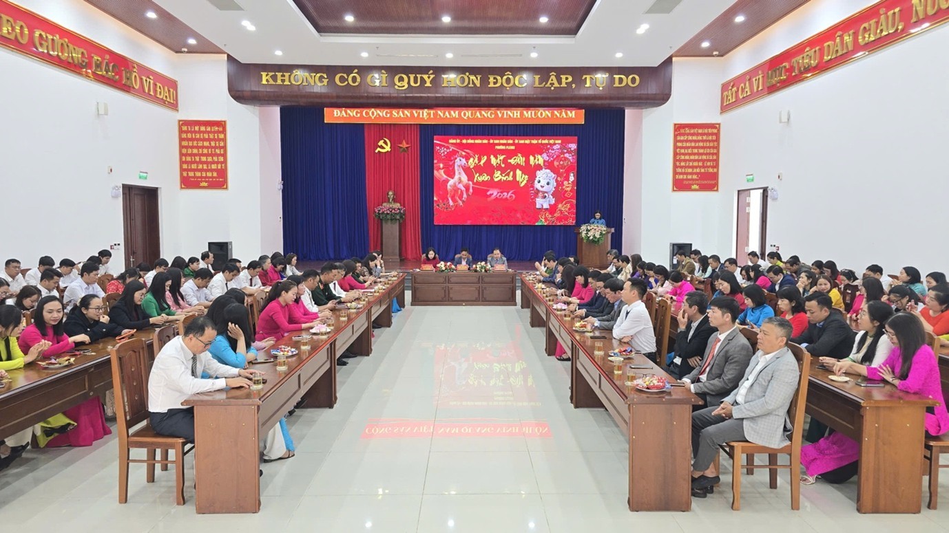 UBND phường Pleiku tổ chức gặp mặt cán bộ, công chức, viên chức, người lao động ngày làm việc đầu năm mới.