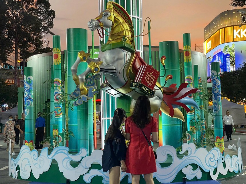 Người dân chiêm ngưỡng linh vật ngựa dũng mãnh được trang trí bên trong không gian Đường sách Tết Bính Ngọ 2026 tại TP. HCM
