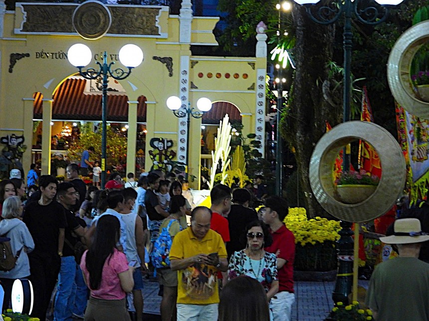 Đông đảo người dân nô nức du xuân, ngắm hoa kiểng tại công viên Tao Đàn